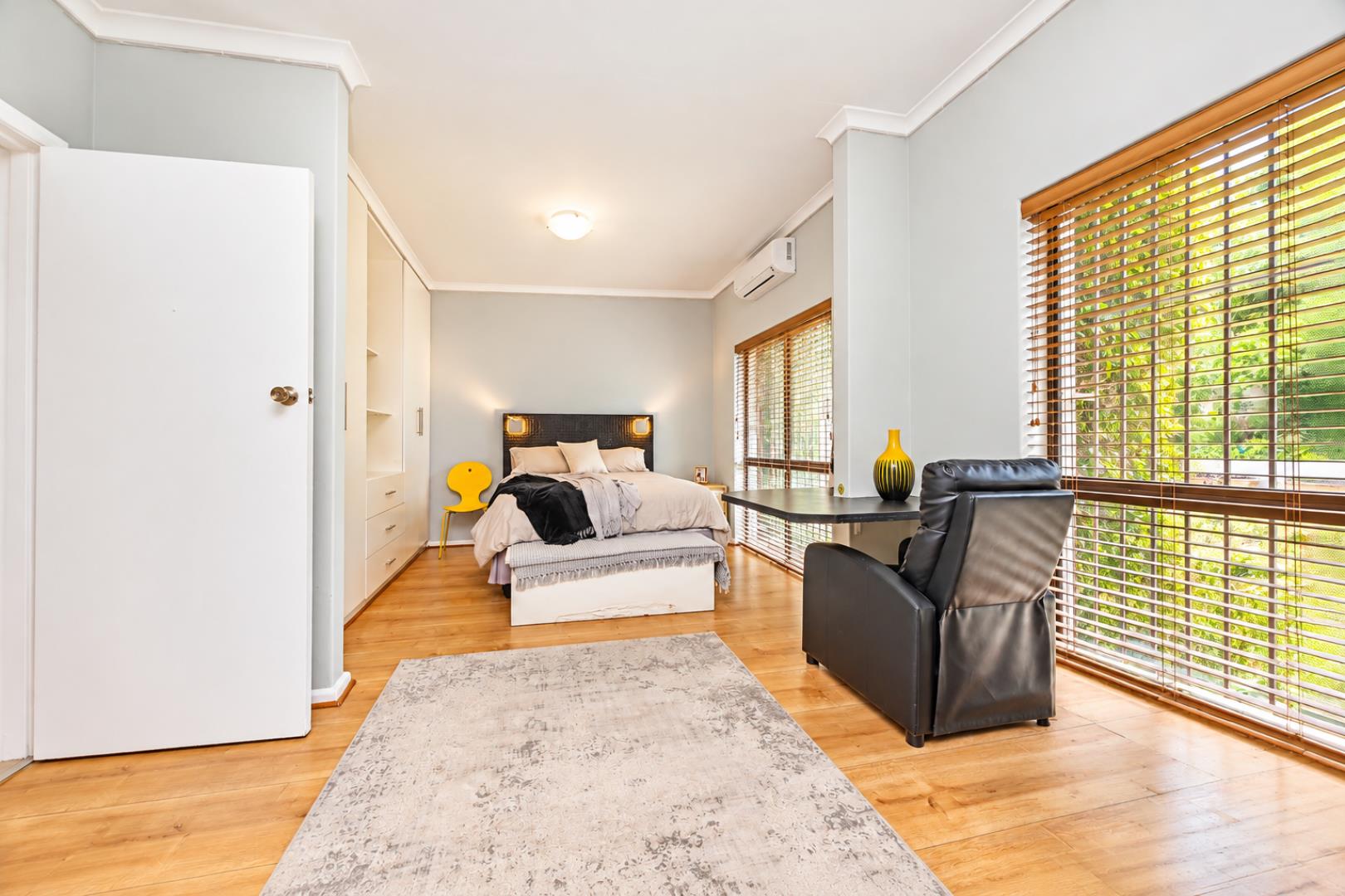 768744_Bright_Modern_Bedroom_Office_Nook.png