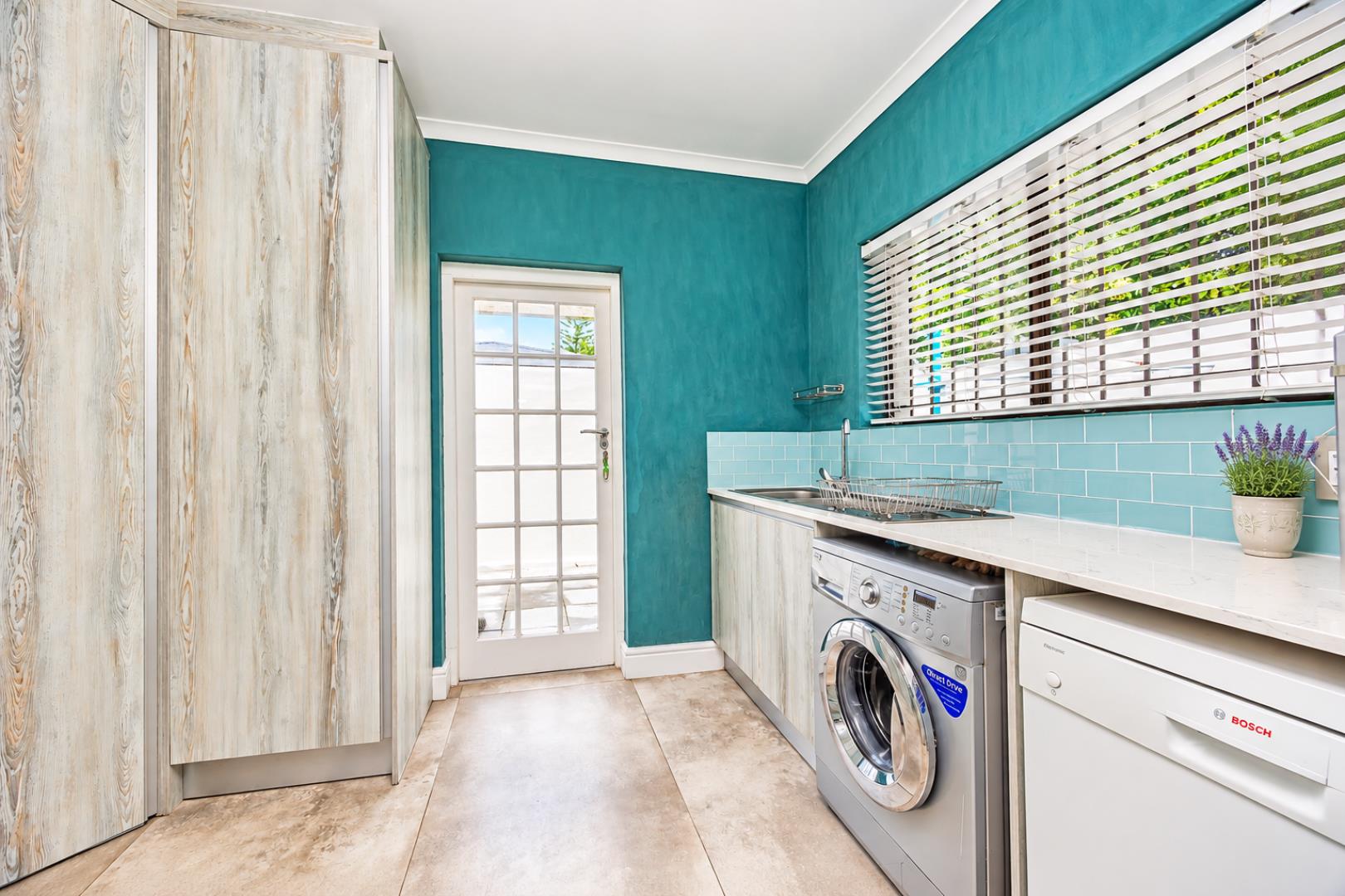 768744_Bright_Teal_Modern_Laundry_Room.png