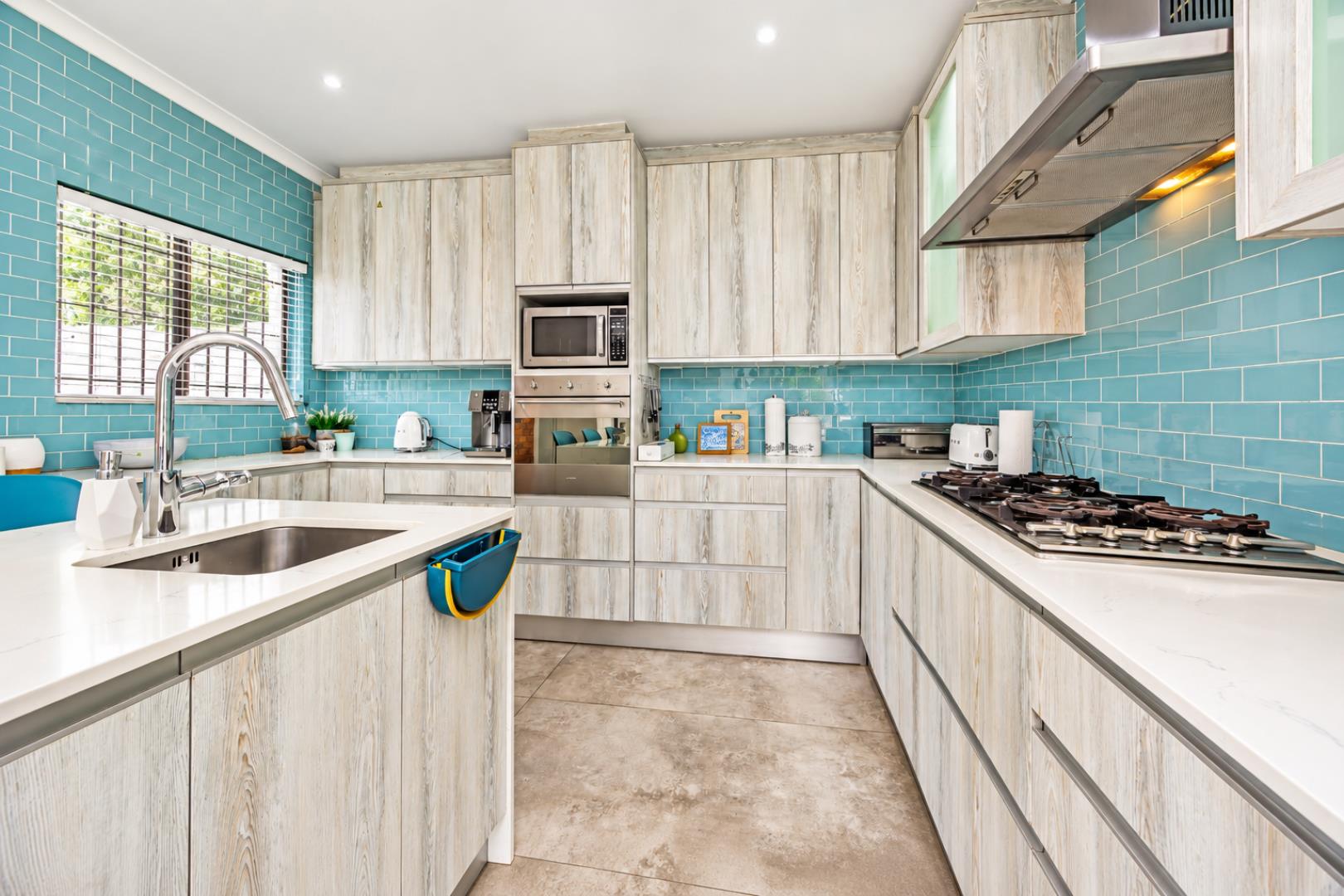 768744_Bright_Turquoise_Modern_Kitchen.png