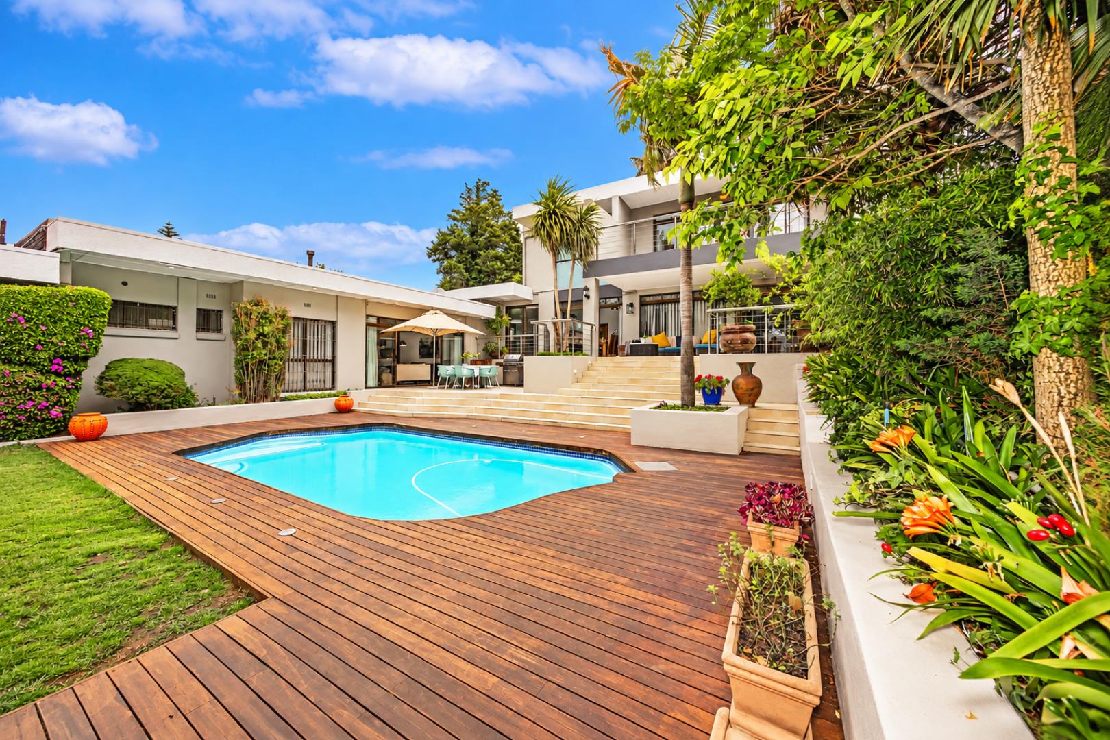 768744_Luxurious_Tropical_Poolside_Retreat.png