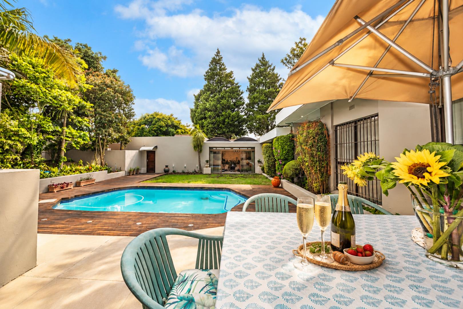 768744_Sunlit_Luxury_Poolside_Champagne_Setting.png