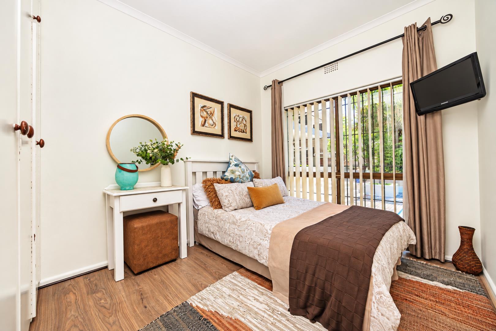 768744_Warmly_Decorated_Modern-Traditional_Bedroom.png