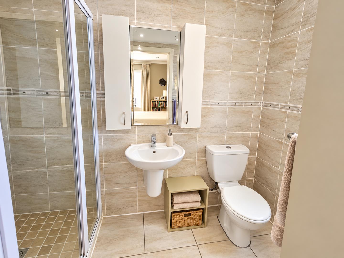 769441_Bright_Modern_Beige_Tiled_Bathroom.png