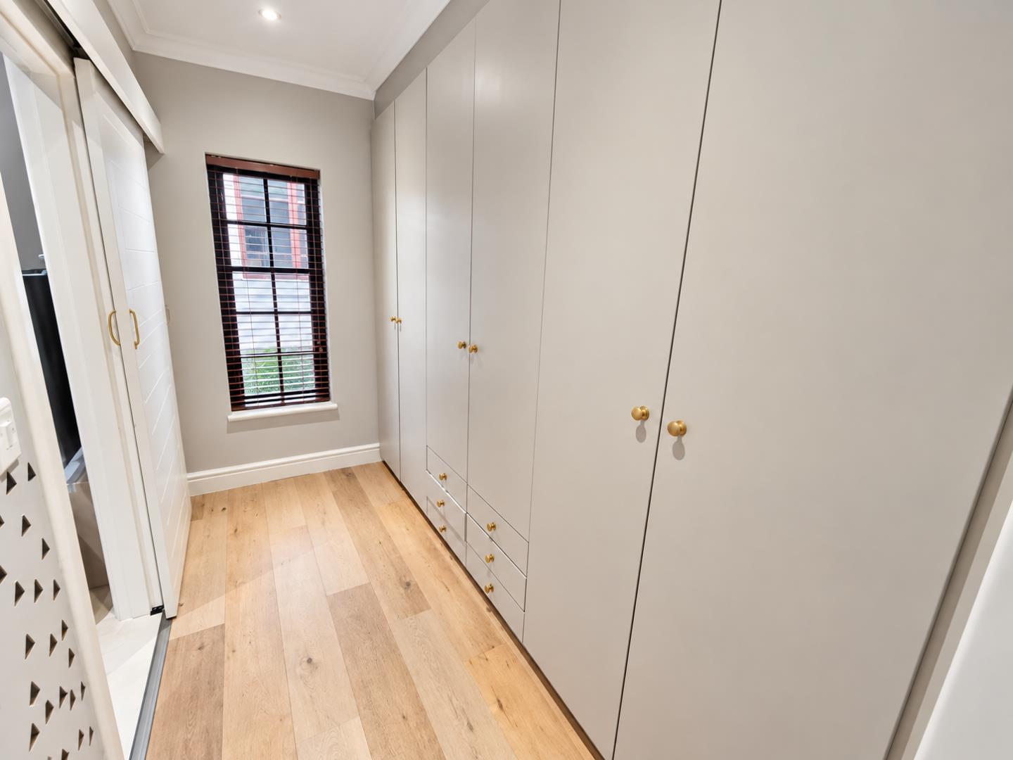 769572_Bright_Minimalist_Walk-In_Wardrobe_Corridor.png