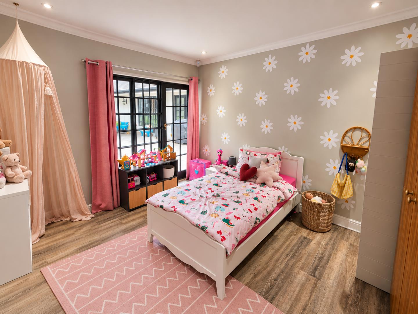 769572_Bright__Tidy_Daisy-Themed_Children’s_Bedroom.png