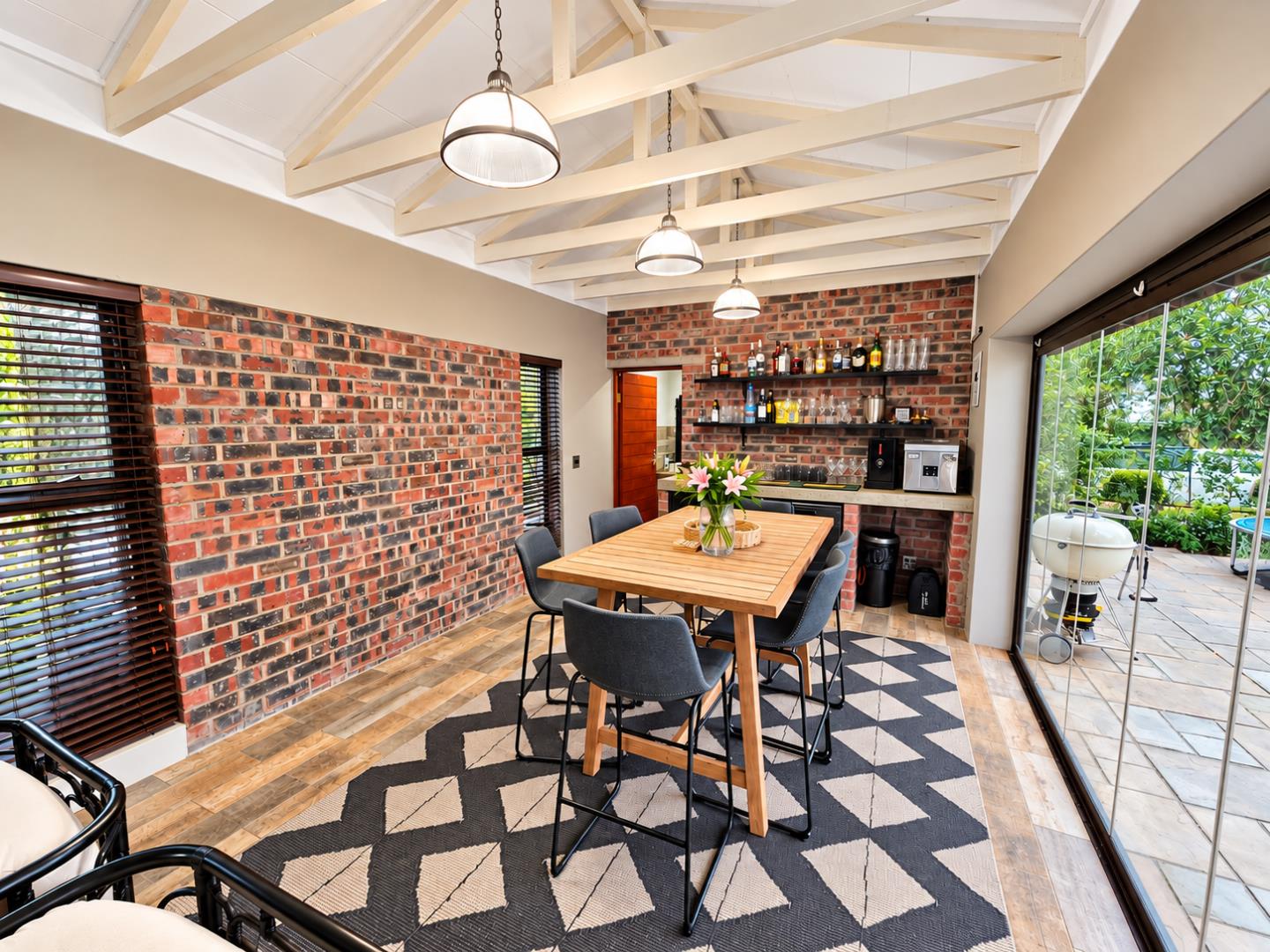 769572_Modern_Indoor-Outdoor_Entertaining_Space.png