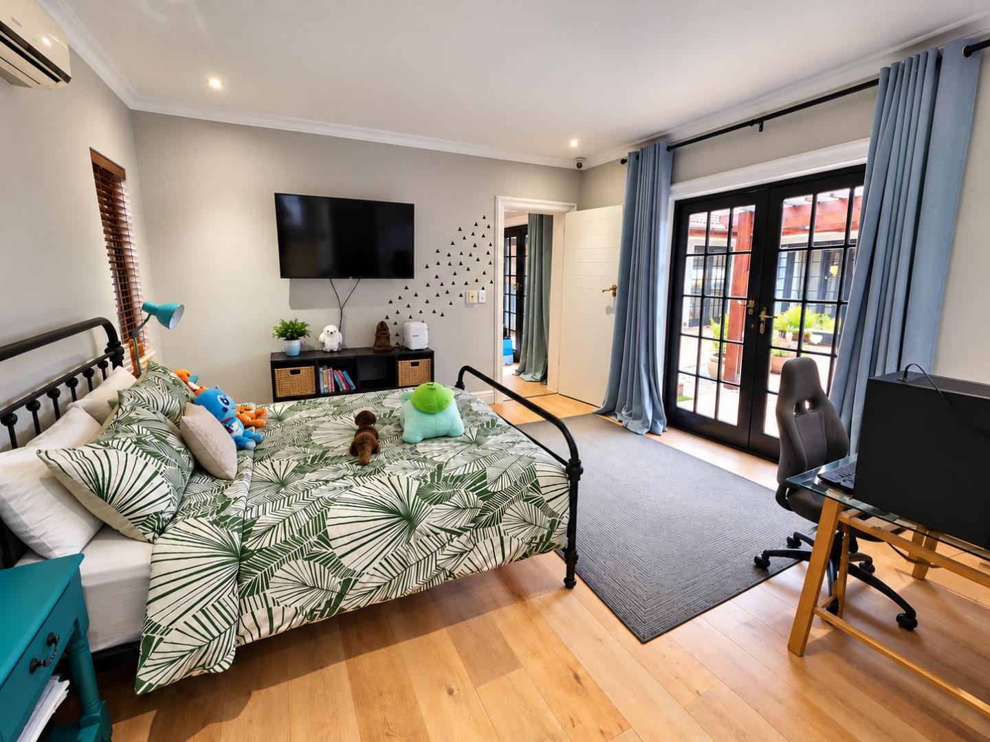 769572_Tidy_Modern_Bedroom_Gaming_Retreat.png