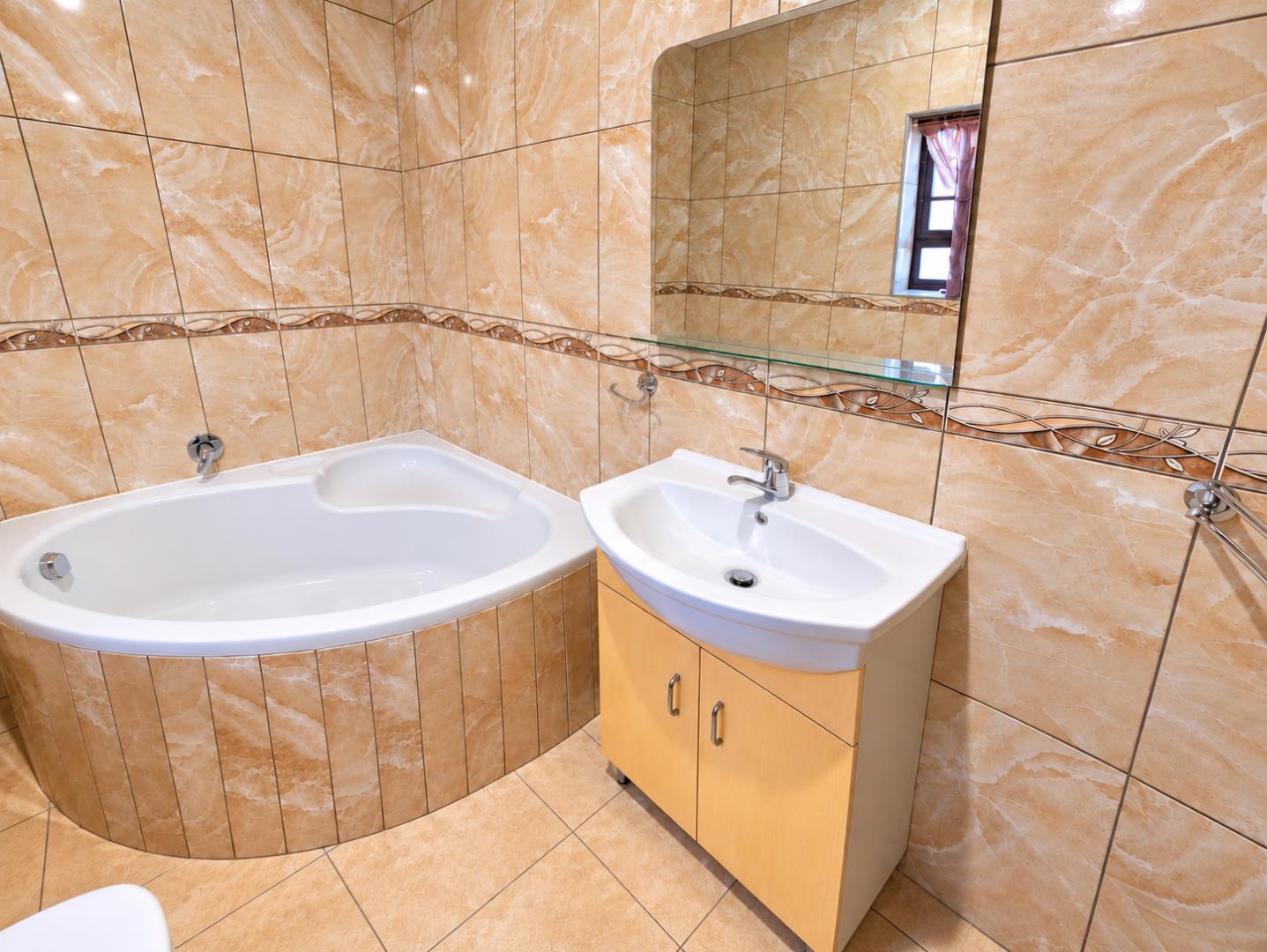 769601_Staged_Beige_Marble_Bathroom.png