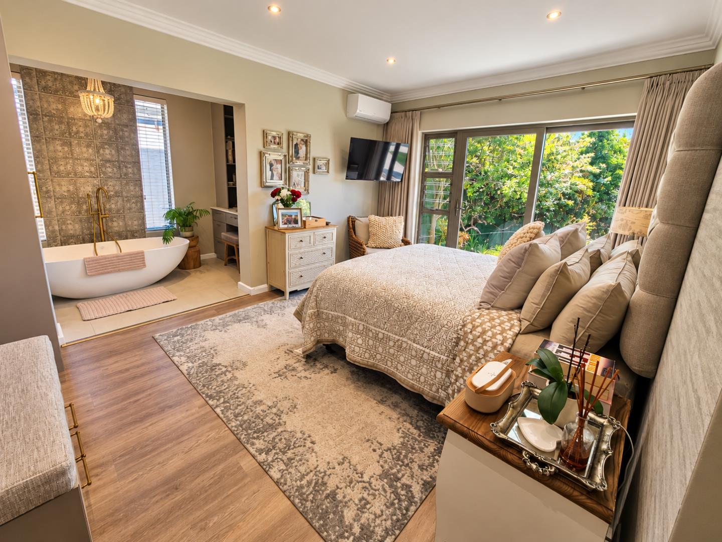 769820_Bright_Coastal-Luxe_Bedroom_Retreat.png