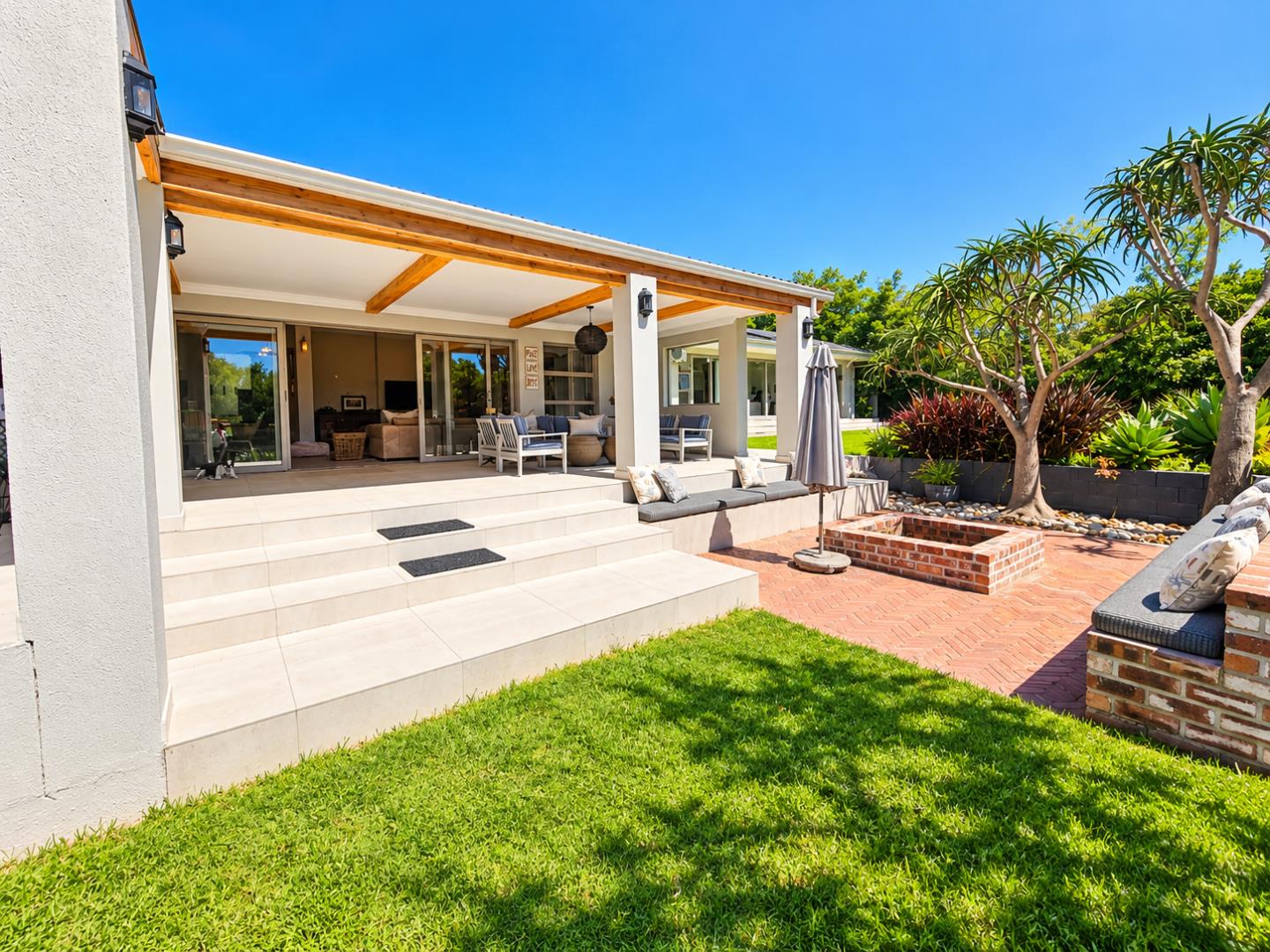 769820_Bright_Modern_Patio_Retreat.png