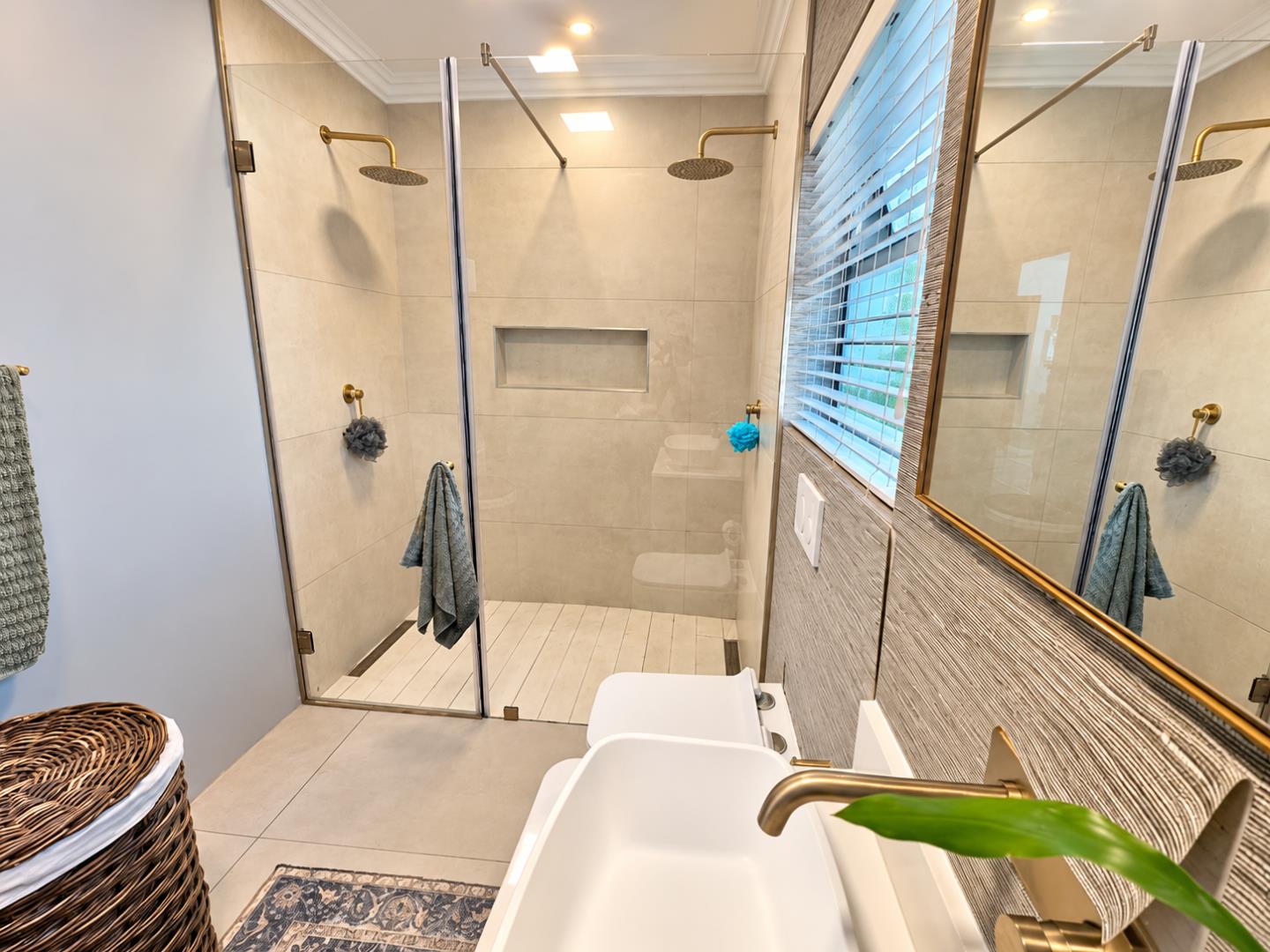 769820_Contemporary_Brass-Accented_Bathroom.png