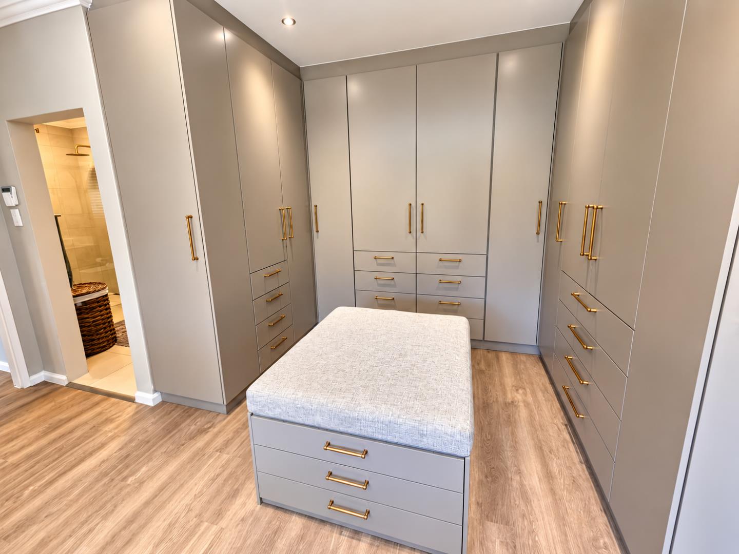 769820_Luxurious_Taupe_Walk-In_Wardrobe_with_En-Suite.png