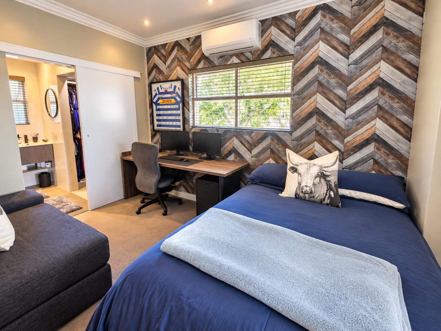 769820_Modern_Bedroom_Office_with_Ensuite_View.png