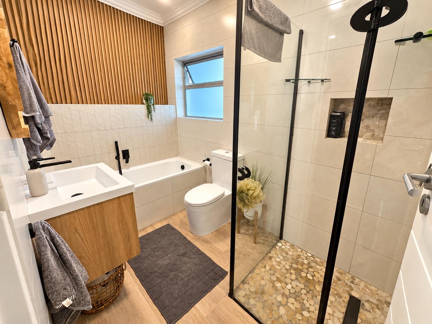 769820_Modern_Warm-Toned_Bathroom_Interior.png
