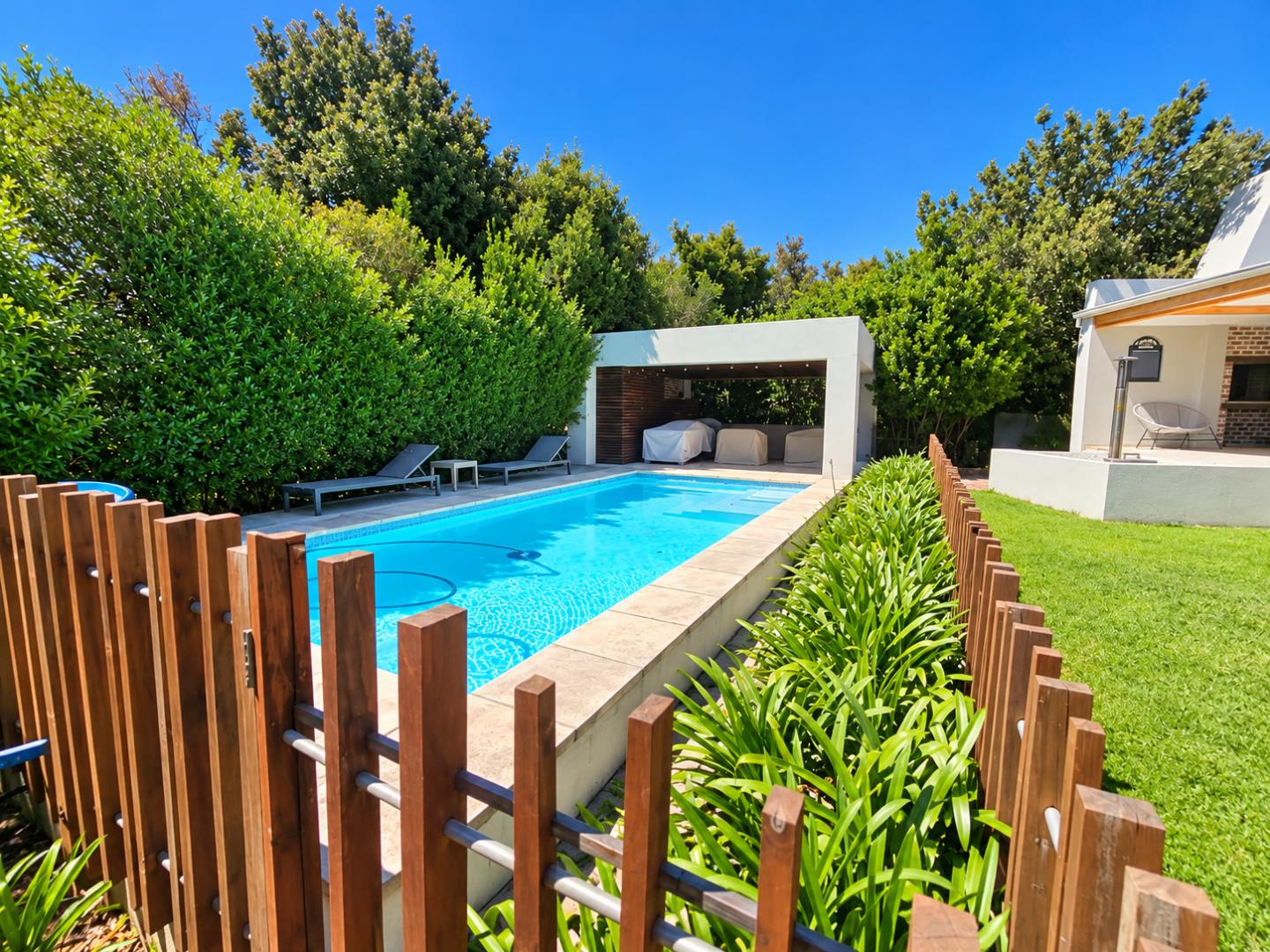 769820_Sunlit_Modern_Backyard_Pool.png