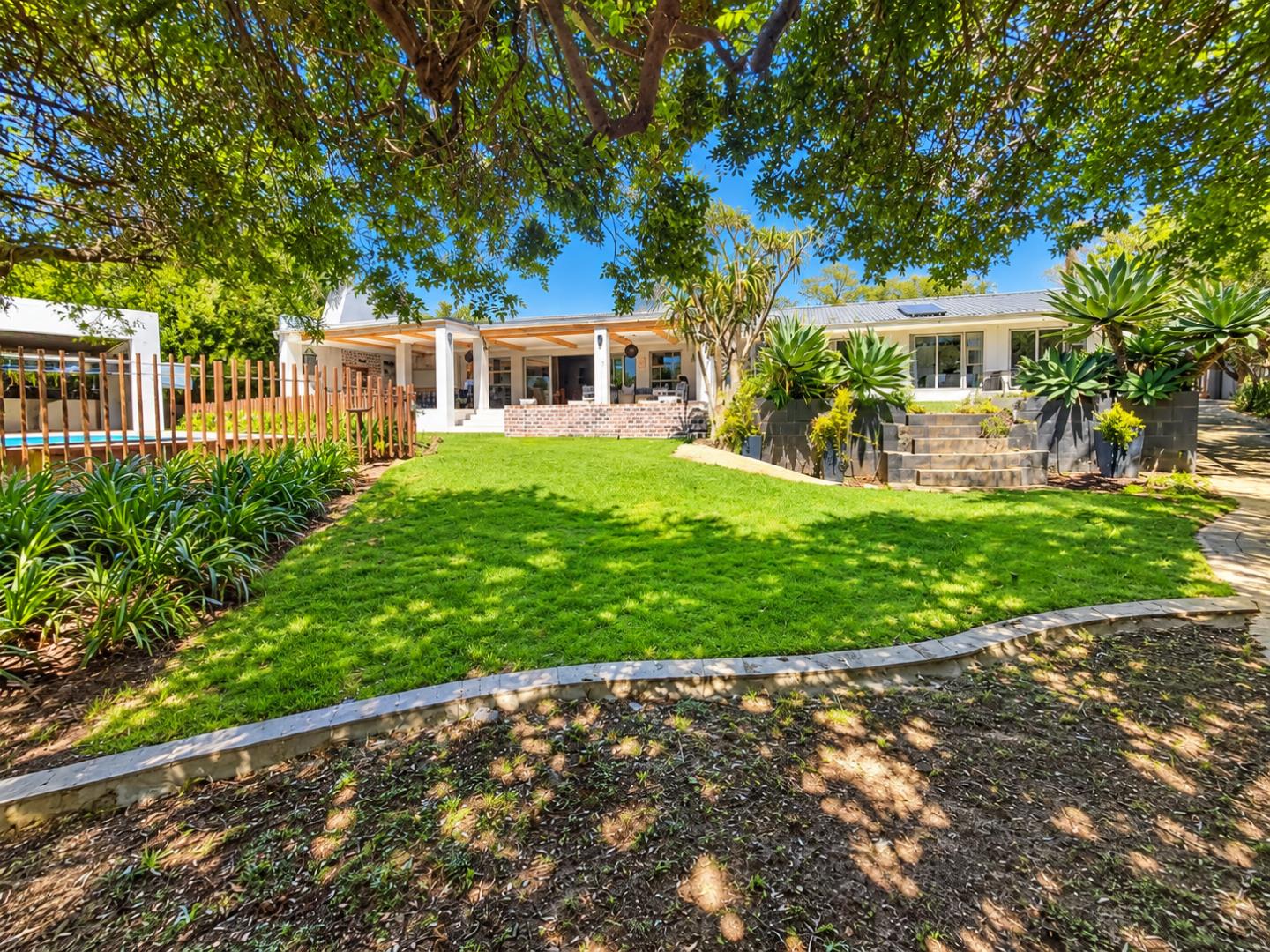 769820_Sunlit_Modern_Garden_Retreat.png