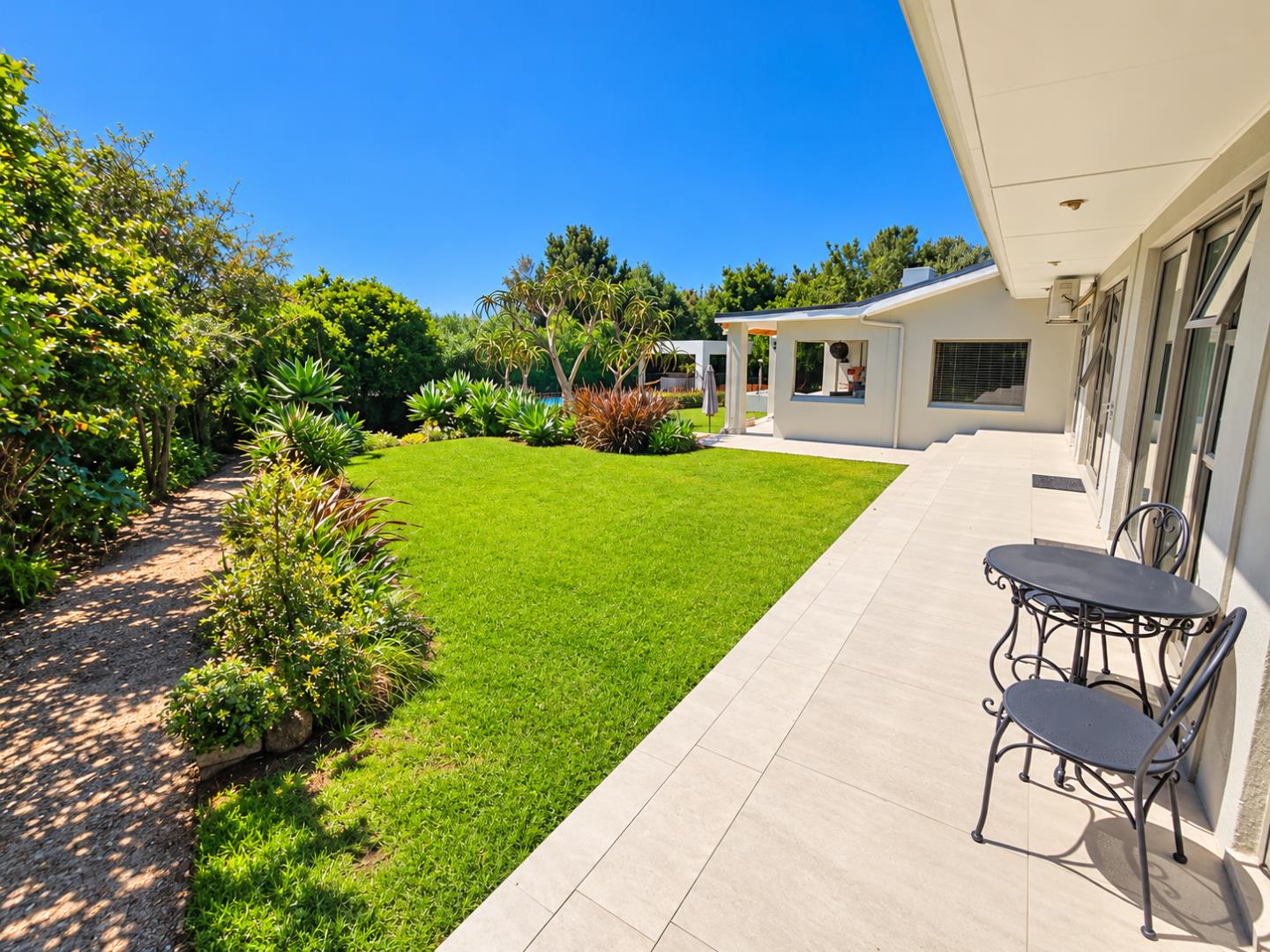 769820_Sunny_Modern_Garden_Patio.png