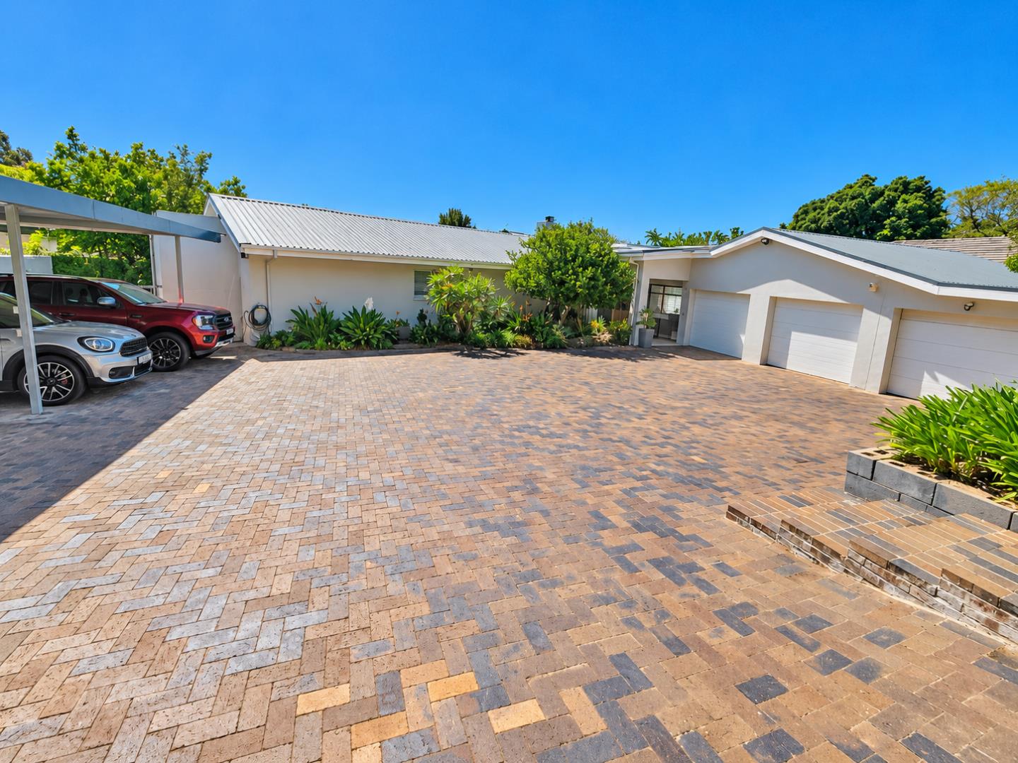 769820_Sunny_Modern_House_Driveway_and_Garden.png
