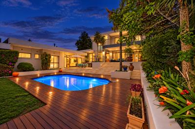 768744_Twilight_Luxury_Pool_Courtyard.png